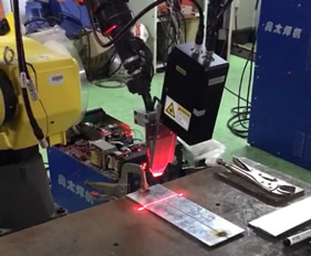 焊缝跟踪:激光焊缝跟踪系统配合安川,FANUC,ABB等焊接机器人焊接引导寻位